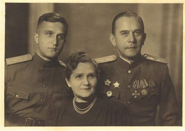 Советский офицер с Георгиевским крестом. Рига, 1947 год (1).