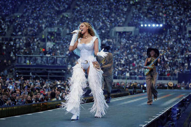 «Я благодарна за этот путь»: Бейонсе стала долларовой миллиардершей, а ее наряд всколыхнул сеть