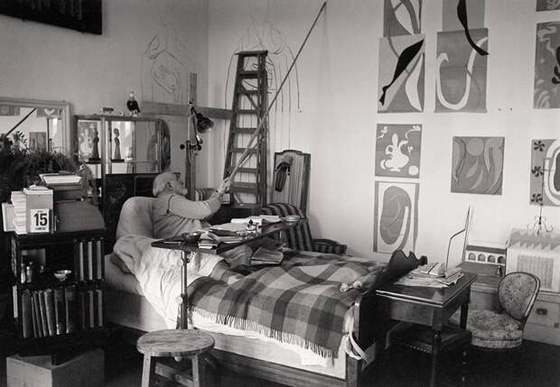 Художник Анри Матисс, пишет на стену рядом с его кроватью, за несколько месяцев до своей смерти в 1954 году. Фотограф: Уолтер Карон. история, люди, мир, фото