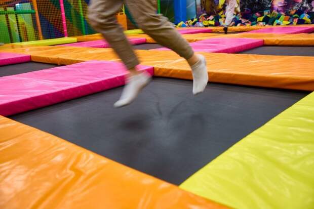 Девятилетняя девочка лишилась пальца в батутном парке под Екатеринбургом