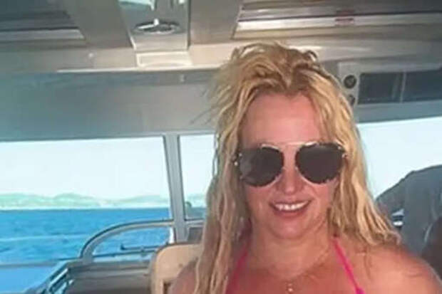 Певица Бритни Спирс сделала сальто на яхте и поранилась