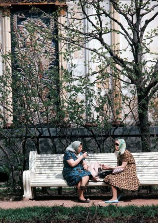 Сокольники. Женщины, сидящие на скамейке в парке