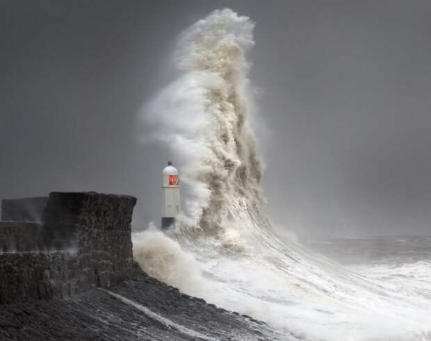 Фотограф годами снимал огромные штормовые волны, разбивающиеся о маяк
