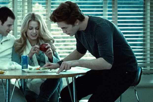 Актер Роберт Паттинсон назвал странным свой способ садиться в "Сумерках"