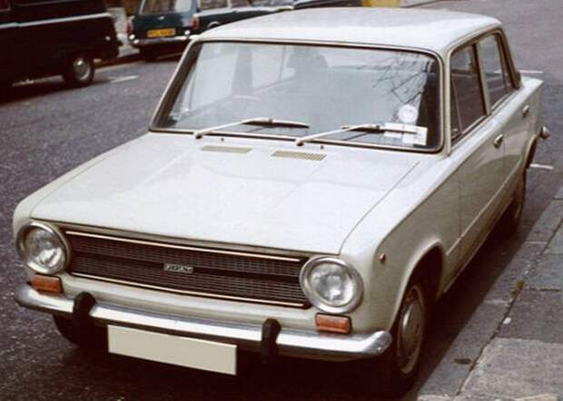 Автомобиль Fiat 124.