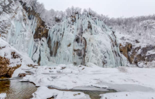 Клуб путешествий Павла Аксенова. Хорватия. Winter panorama of frozen waterfalls at Plitvice lakes in Croatia. Фото dbajurin - Depositphotos