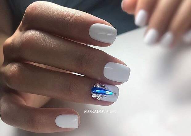 Белый маникюр на короткие ногти