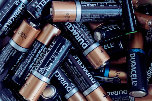 Айтиэксперт Церетели: выбрасывание батареек в мусорку может вызвать возгорание