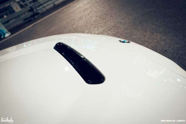 BMW M2 CS вид спереди, карбон капот F87