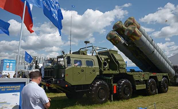 Пусковая установка зенитно-ракетного комплекса С-400 "Триумф" на Международном авиационно-космическом салоне МАКС-2017