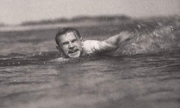 Чапаев плывет через реку Урал. Кадр из фильма "Чапаев", 1934 г