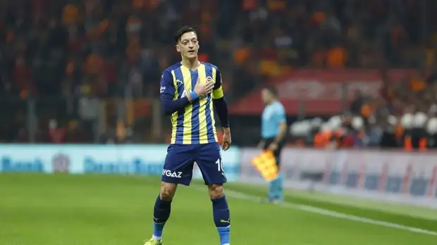 Озил может продолжить карьеру в Чемпионшипе