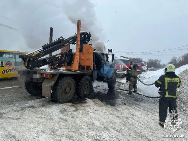 В Ярославле посреди дороги загорелся лесовоз