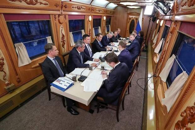 В вагоне-ресторане в пути проходят и совещания, хотя, конечно, за столом помещаются далеко не все министры.