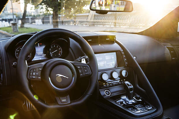 Авто с Яном Коомансом. Чистое удовольствие: обзор Jaguar F-Type 400 Sport Convertible