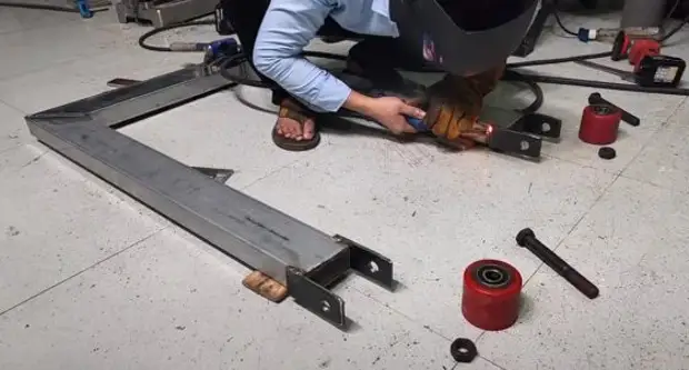 Как сделать гидравлический вилочный погрузчик для мастерской