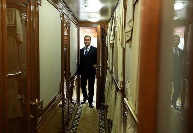 На этом снимке (он сделан 12 ноября этого года) премьер-министр едет на поезде из Новосибирска в Барнаул. Фото: Екатерина ШТУКИНА/POOL/ТАСС 