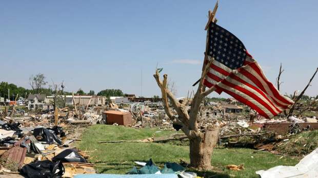 Стены тряслись, крыши срывало: США накрыла волна смертоносных торнадо