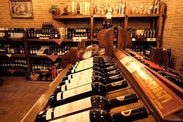 В элитном ресторане на Крестовском острове разбились сотни бутылок вина на шесть миллионов рублей