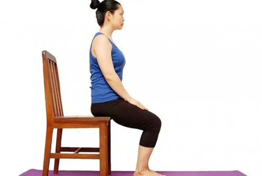 Присел на край стола. Сидеть с прямой спиной. Сидя на стуле с прямой спиной. Упражнения для осанки на стуле. Упражнения для спины сидя на стуле.