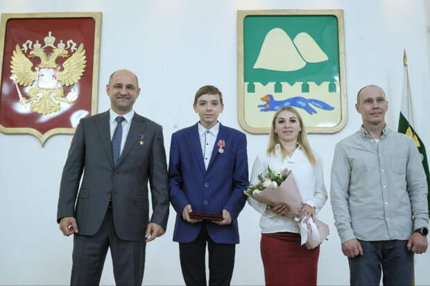 12-летний мальчик спас трех детей из страшного пожара 12-летний мальчик спас трех детей из страшного пожара