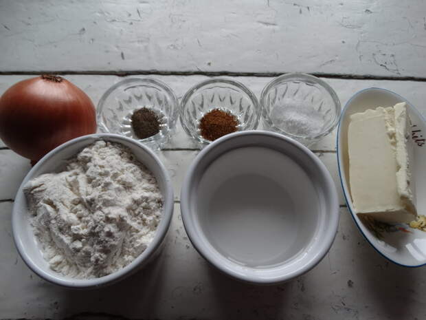 Очень слоистые и вкусные лепёшки с начинкой. Удобный вариант ссобойчика, да и хлеб отлично заменяют