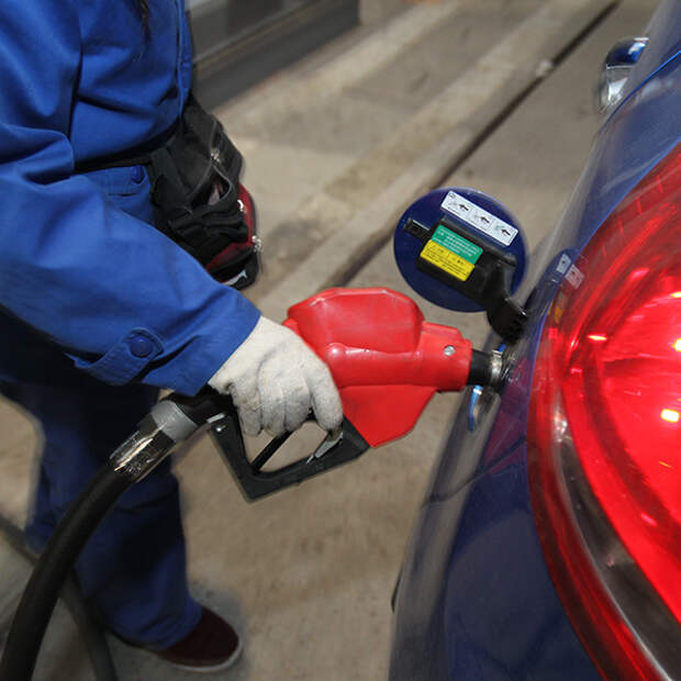 день бензина. бензин подешевел. карикатуры на автозаправку. наклейка на машину для бензина. бензин подешевел свпресса.