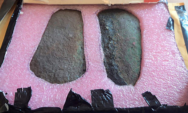 Музей получил посылку, а внутри были 2 топора возрастом 4000 лет. Кто их отправил