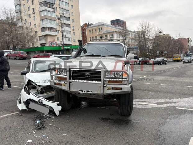 «Центр встанет колом»: во Владивостоке внедорожник превратил «Акву» в хлам
