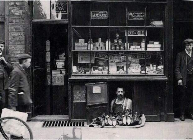 Самый маленький в мире магазин. Площадь — примерно 1,2 м². Лондон, 1900 год. интересное, история, кадр, прошлое, фото