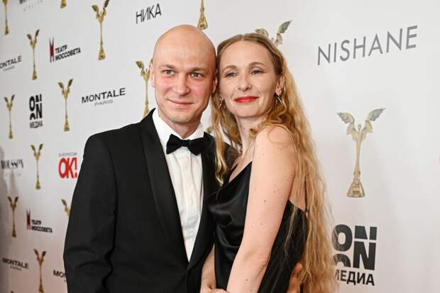 Актер Юра Борисов пришел на премию "Ника" с женой Анной Шевчук