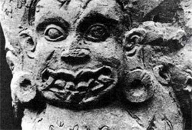 Среди памятников древней культуры попадалось все больше статуй и рельефов, изображавших мужчин или демонов с оттянутыми мочками ушей, в отверстия которых вставлены широкие диски.