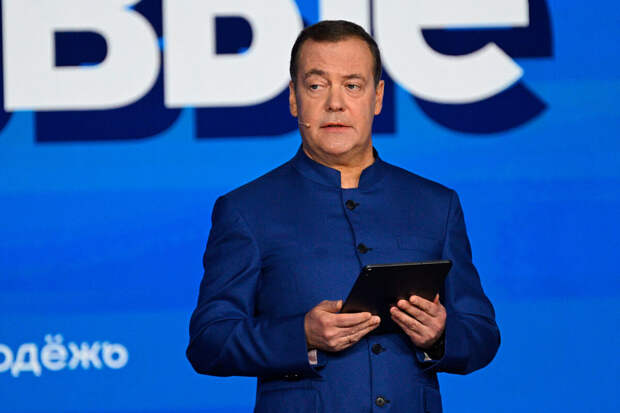 Медведев призвал Кэмерона быть поаккуратнее после призыва бороться с Путиным