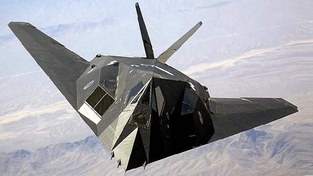 На фото: американский самолет-невидимка штурмовик Lockheed F-117 Nighthawk Источник: https://ru.wikipedia.org/wiki/Lockheed_F-117_Nighthawk#/media/Файл:F-117_Nighthawk_Front.jpg
