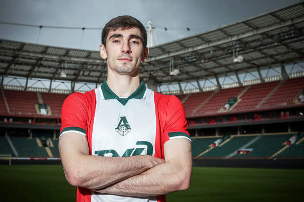 "Локомотив" продлил контракт с полузащитником Зелимханом Бакаевым