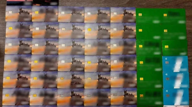 Крымчанин уговаривал подростков оформлять на себя банковские карты за деньги