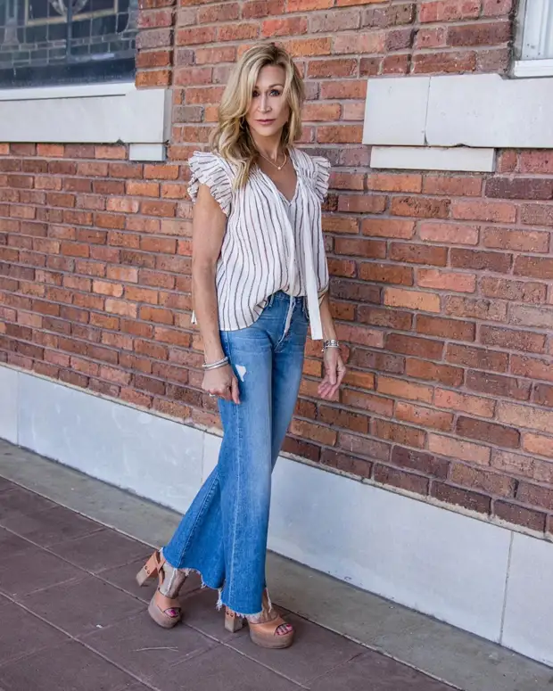 Снова в моде! Джинсы клеш для женщин после 40 лет: 11 стильных примеров