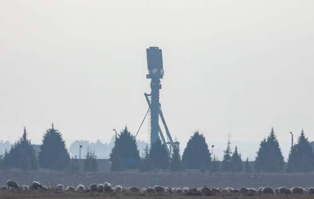 Конечно, наш комплекс много раз отслеживал Ф-16 в Сирии, но никогда его не пытались атаковать большой группой этих машин одновременно. И пусть атаки были учебными, турки максимально приблизили условия в боевым. С-400 на базе "Мюртед" под Анкарой. Кадры МО Турции