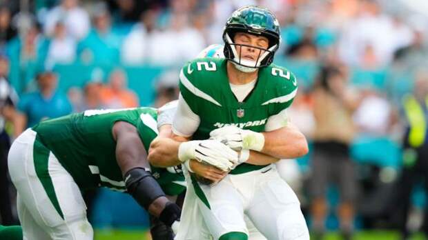 zach wilson getting sacked by the dolphins