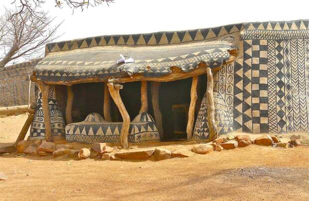 Почему деревня в Буркина-Фасо вся разрисована узорами и символами  ﻿