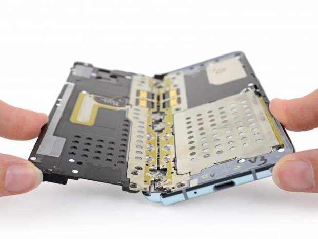 Названа причина поломки складных смартфонов Samsung Galaxy Fold (9 фото) Названа причина поломки складных смартфонов Samsung Galaxy Fold (9 фото)