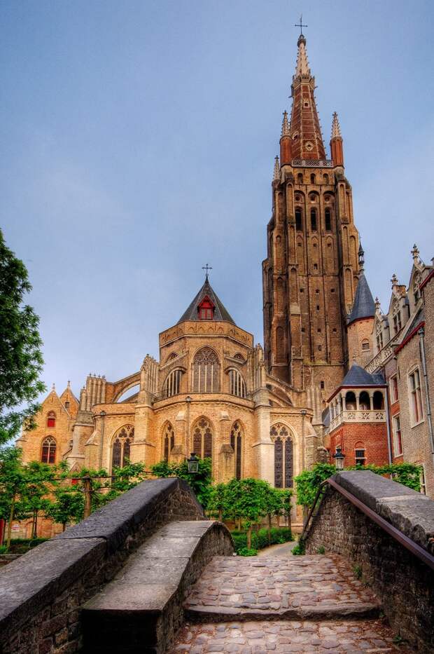 https://upload.wikimedia.org/wikipedia/commons/thumb/7/78/Church_Of_Our_Lady_Bruges.jpg/1200px-Church_Of_Our_Lady_Bruges.jpg