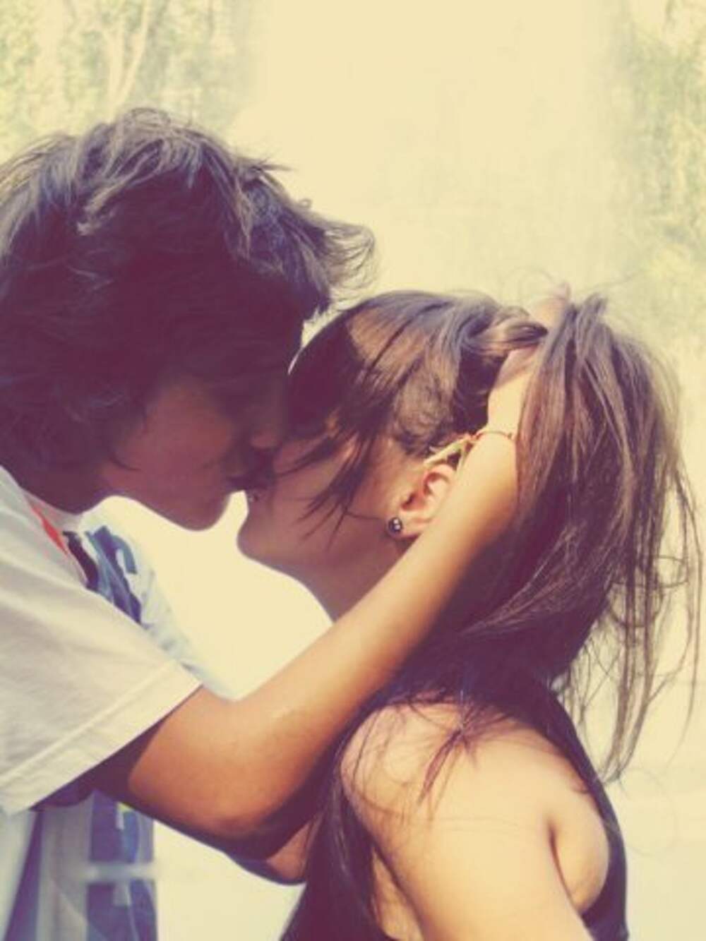Хочу поцеловать мальчика. Парень и девушка обнимаются. Поцелуй. Парень и девушка целуются.