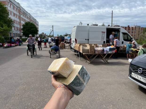 6. 10:41 В пандемию я обнаружила, что под носом все эти годы прикатывает молочная бочка! Стали брать шесть литров, три на каши и три на творог. Затем фургончик Валентины, у которой берём съедобный сыр из Беларуси, Монастырский. И овощной ларёк Бакира, там томаты, ягоды, и можно заказать любое с базы.