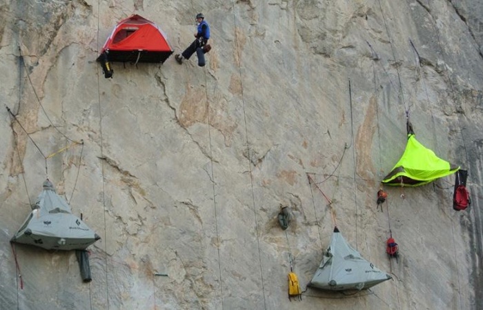 Современное спальное место с центральным закреплением типа Portaledge. | Фото: goclimbing.ru.