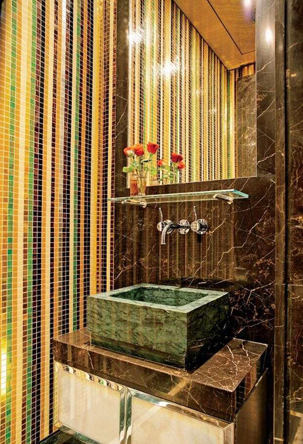 Дизайнерское решение для оформления прекрасного интерьера ванной комнаты с каменными элементами.