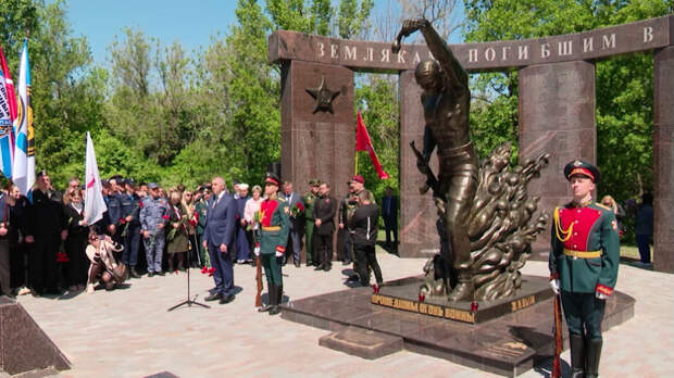 Имена погибших героев спецоперации увековечили на мемориале в Саратове