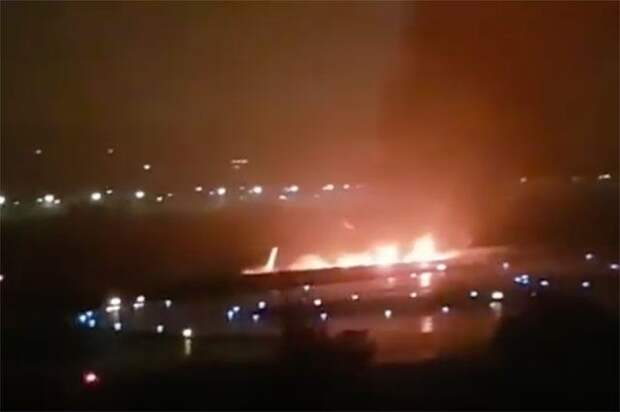 Появилось видео аварийной посадки самолета в Сочи