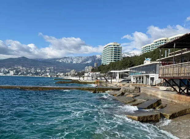 Ловите лето в мае: 6 направлений, где вода уже как парное молоко, а курорты ещё не заполнились