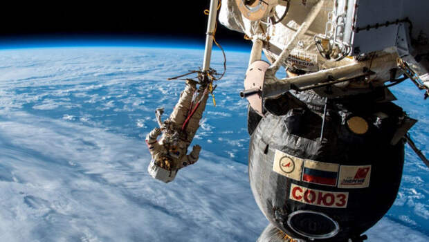 День космонавтики — любимый праздник всех поколений. Впервые его отпраздновали ровно через год после покорения космоса — 12 апреля 1962 года.-3